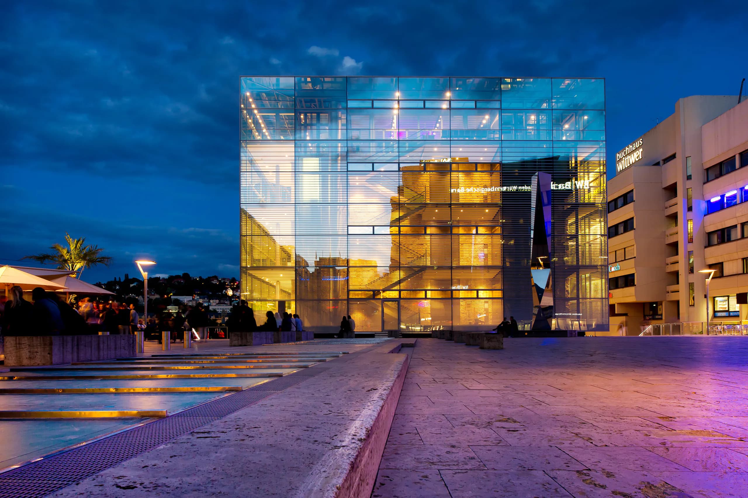 Der Kleine Schlossplatz und das Kunstmuseum Stuttgart bei Nacht